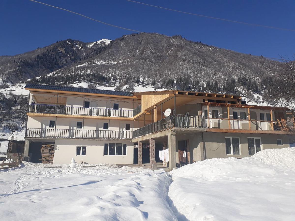 Guest House Khergiani Местия Екстериор снимка