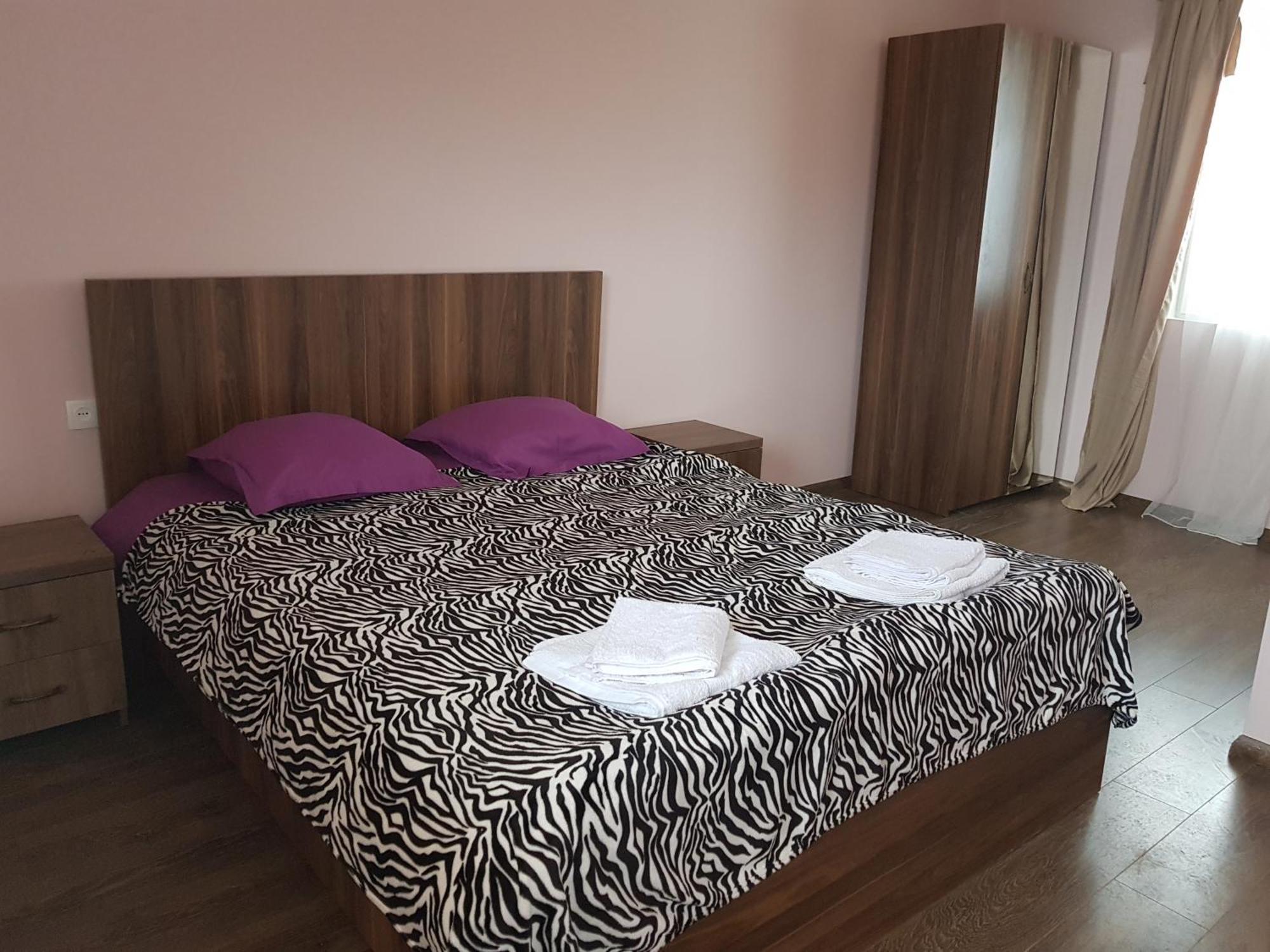 Guest House Khergiani Местия Екстериор снимка